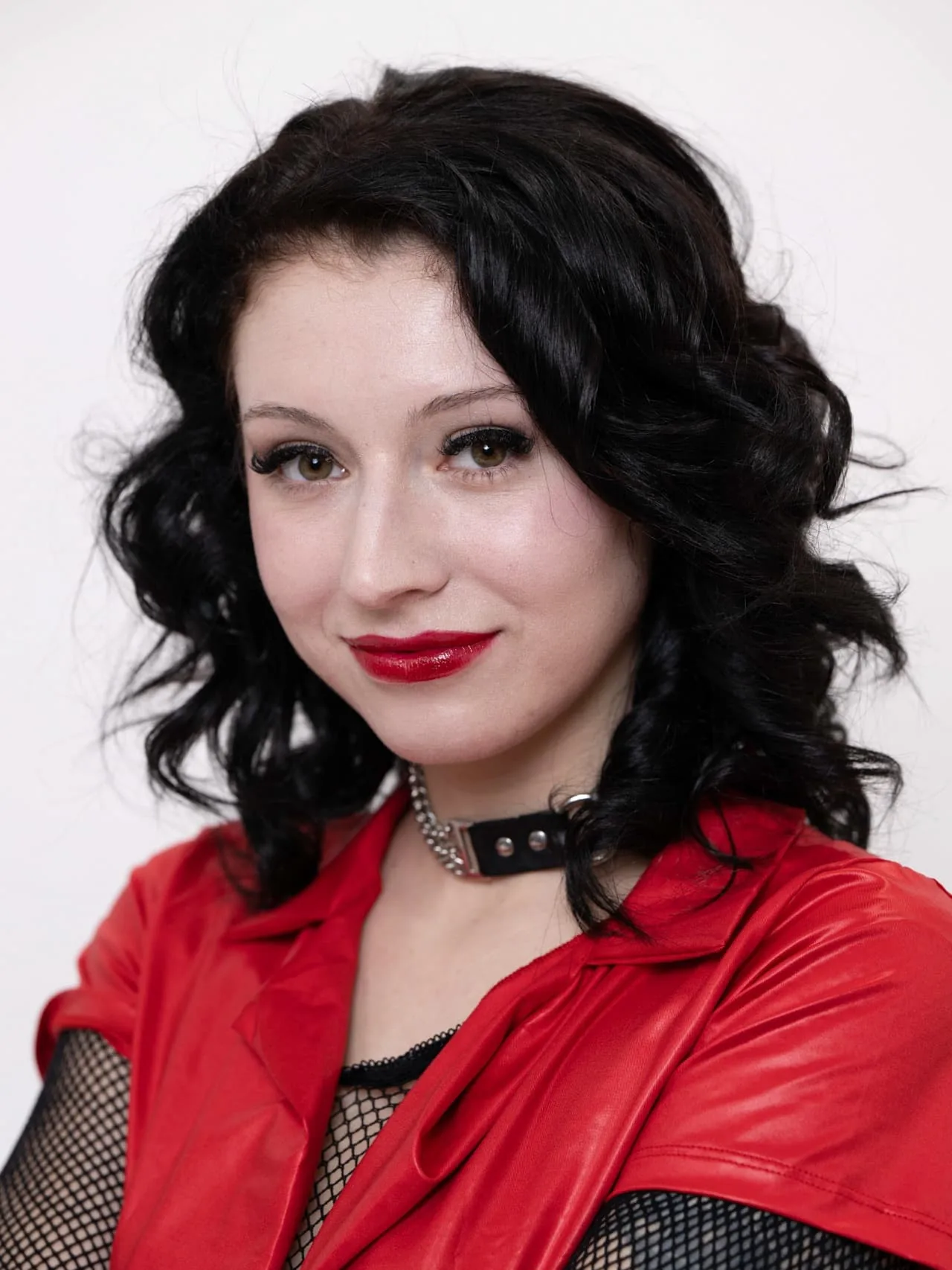 Raven Lane, getatoeëerde Amerikaanse pornoster met zwart haar, in een rood leren jack
